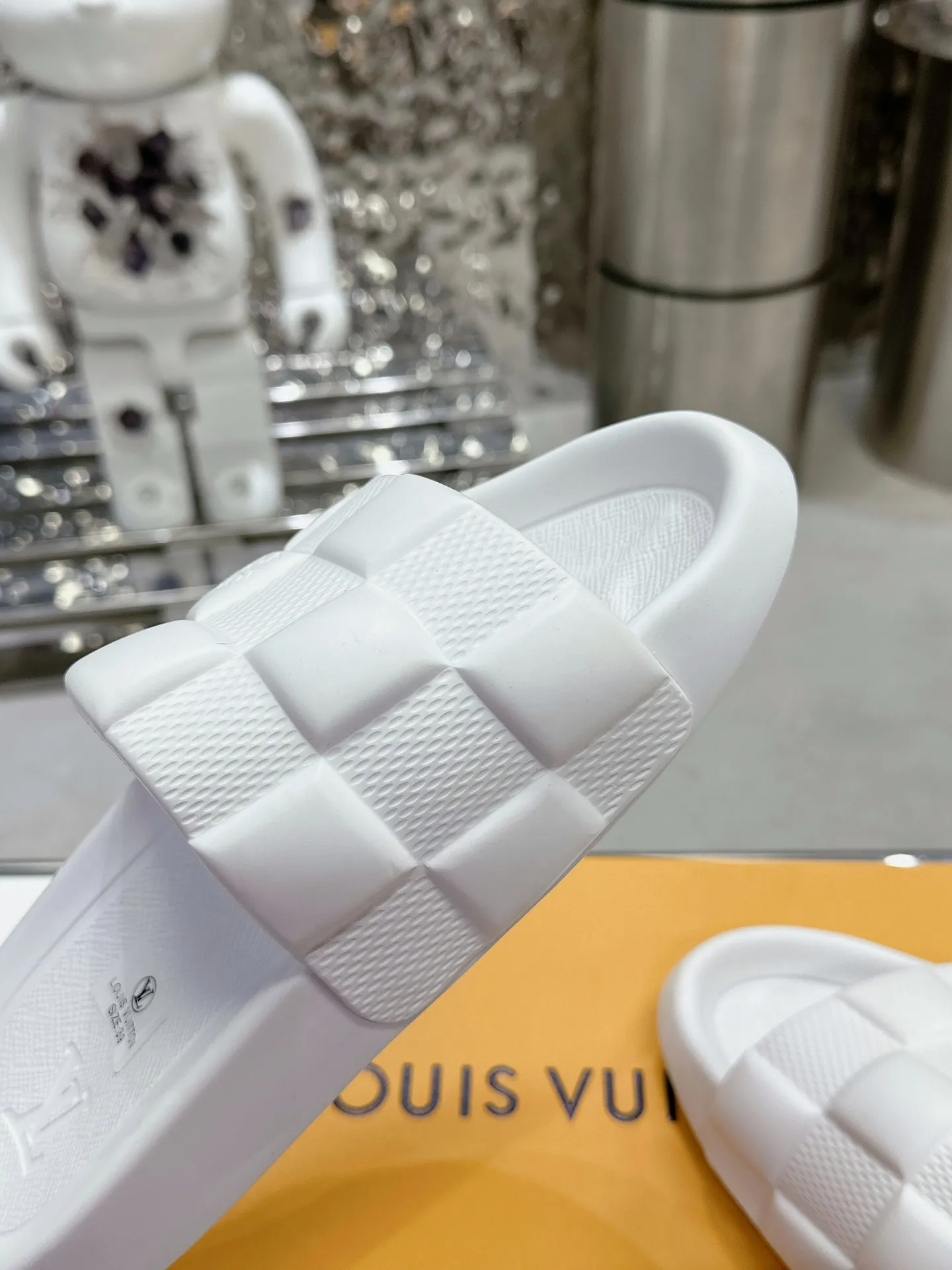 [L Home] P: 280💰 ▪️Shoe size: Women's 35-40 Men's 38-46▪️Packaging: Counter top quality~original packaging 𝟐𝟎𝟐5 Louis Vuitton counter's new embossed slippers, lv monogram embossed slippers, Waterfront sandals are back with a new look, and the upper buckle is embossed with lv's iconic Monogram pattern. Made of waterproof rubber with a comfortable and resilient insole. The lightweight, flexible outsole is embossed with the Louis Vuitton logo. ▪️Fabric: Original molded rubber foam surface ▪️Technology: embossed logo ▪️Sole: Original molded rubber foam outsole ▪️Sole thickness: 3CM.